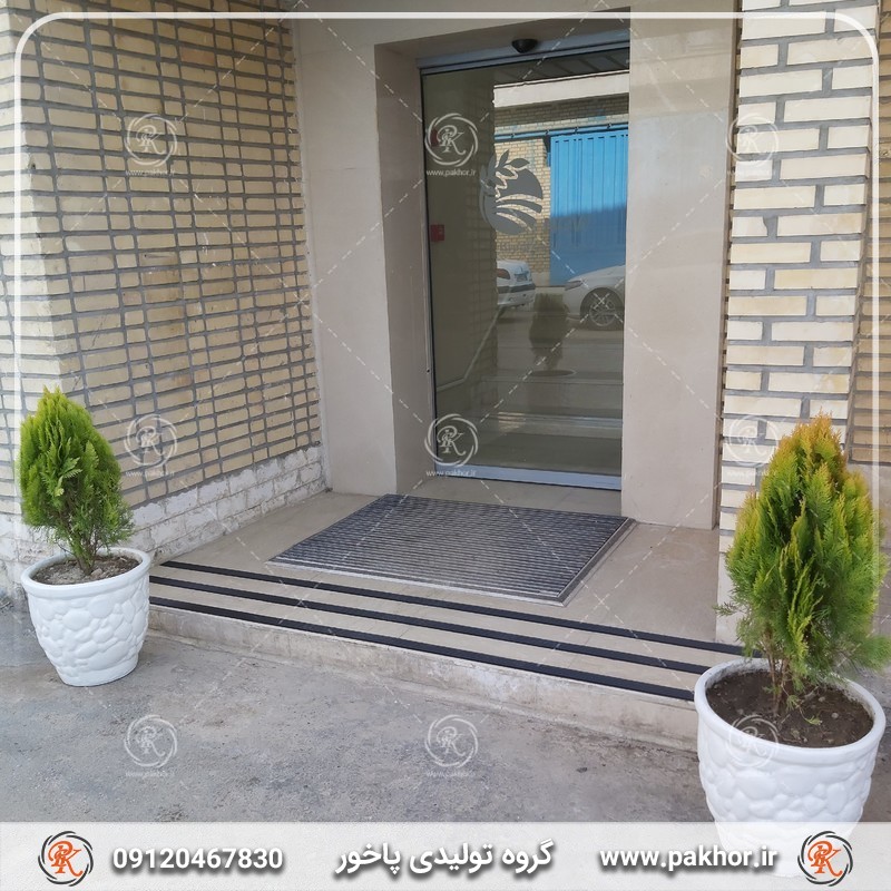 ترمز پله با چسب قوی؛ انتخابی مطمئن برای ایمنی در فضای ساختمان مخصوصا در بارندگی