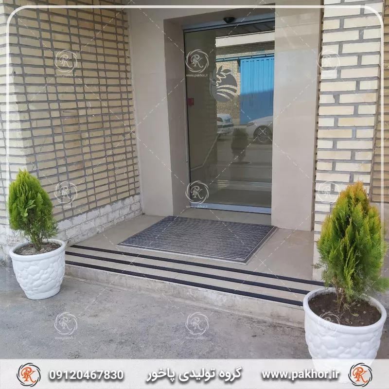 ترمز پله با چسب قوی؛ انتخابی مطمئن برای ایمنی در فضای ساختمان مخصوصا در بارندگی