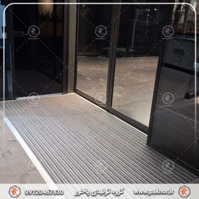 پادری که حتی کفش های خیس را تمیز می کند