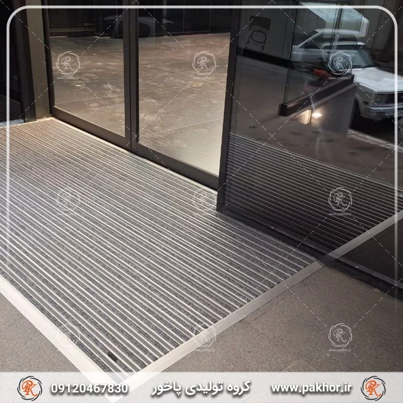 پادری که حتی کفش های خیس را تمیز می کند