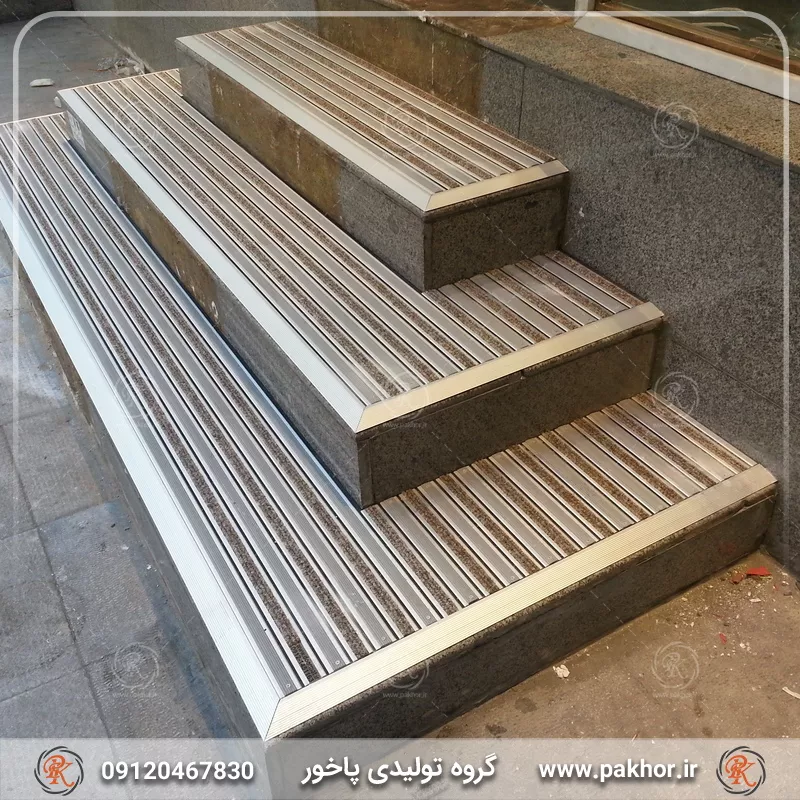 جذب گل و لای کفش با پادری جلوی درب ورودی