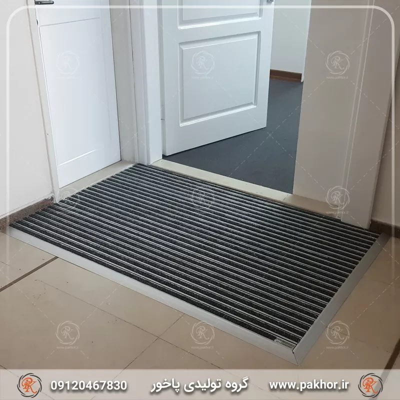 جذب گل و لای کفش با پادری جلوی درب ورودی