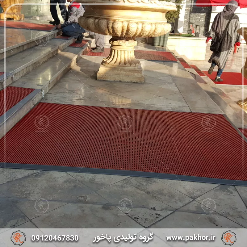 بدون لغزش در لبه استخر راه بروید