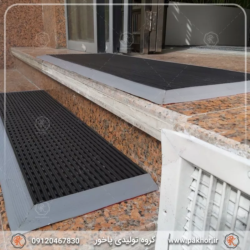 بدون لغزش در لبه استخر راه بروید