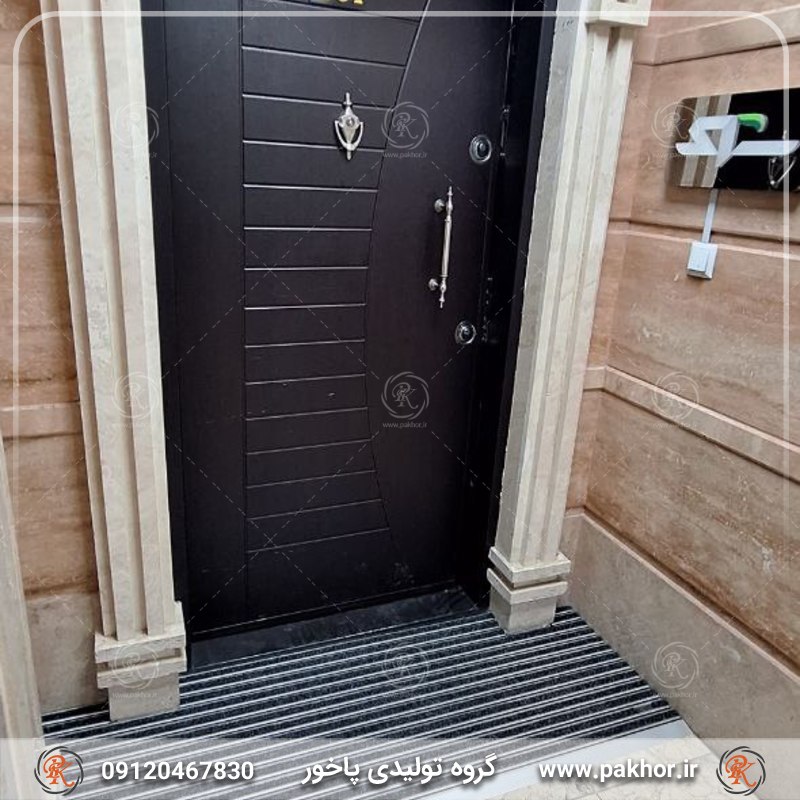 پادری جلو درب ورودی