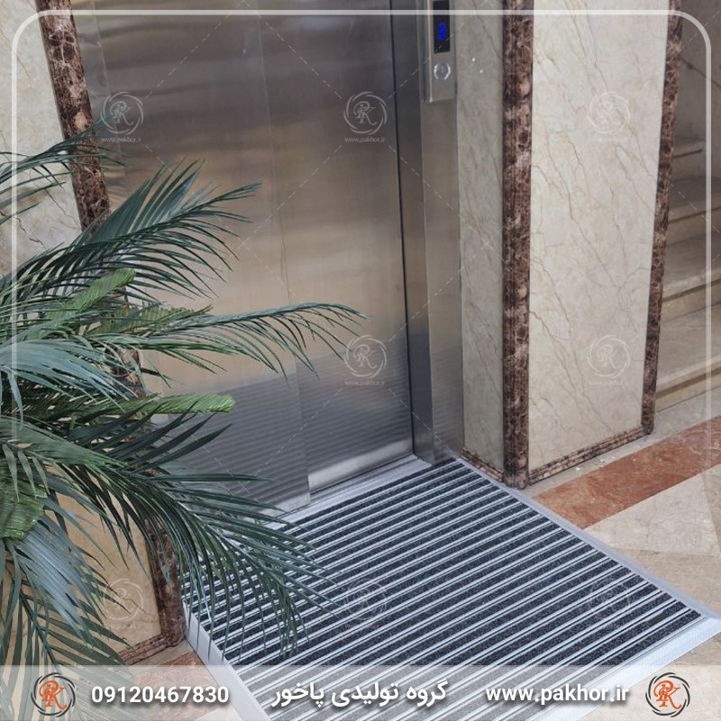 پادری جلوی آسانسور پادری جلوی آسانسور