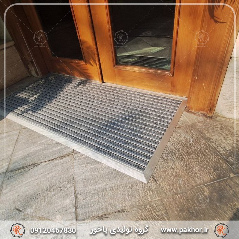 پادری آلومینیومی نصب شده در مقابل درب چوبی پادری آلومینیومی نصب شده در مقابل درب چوبی