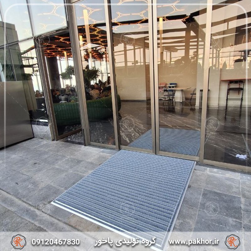 پادری آلومینیومی نصب شده در ورودی کافه پادری آلومینیومی نصب شده در ورودی کافه