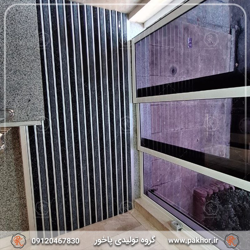 پادری جلوی ساختمان