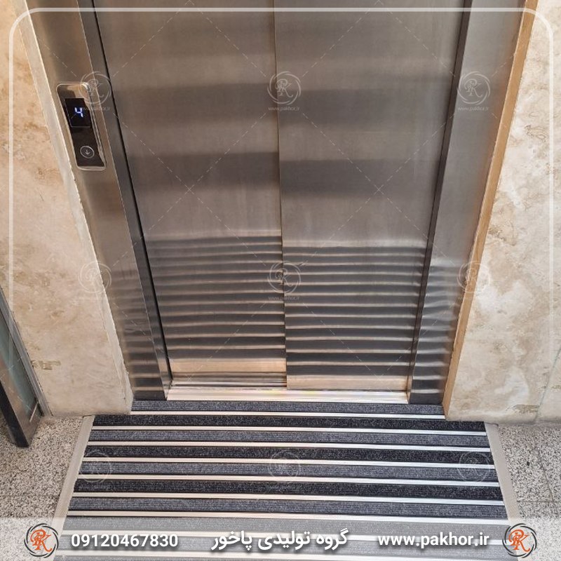 پادری جلو درب ورود