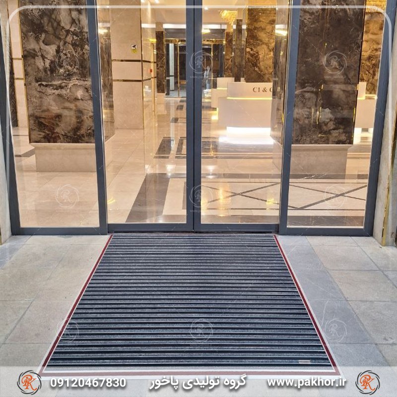 پادری آلومینیومی نصب شده در ورودی ساختمان پادری آلومینیومی نصب شده در ورودی ساختمان