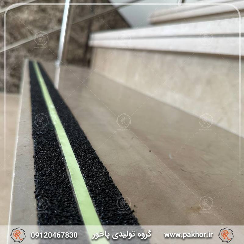 نمای نزدیک از ترمز پله سیلیسی با نوار شبتاب نمای نزدیک از ترمز پله سیلیسی با نوار شبتاب