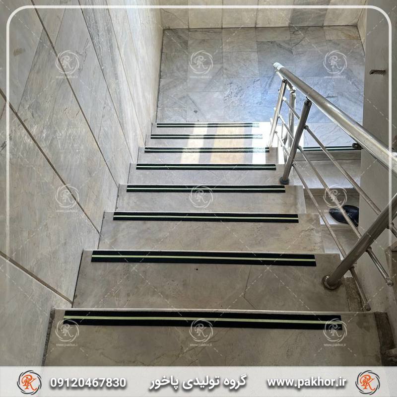 ترمز پله سیلیسی پشت چسبدار با نوار شبتاب