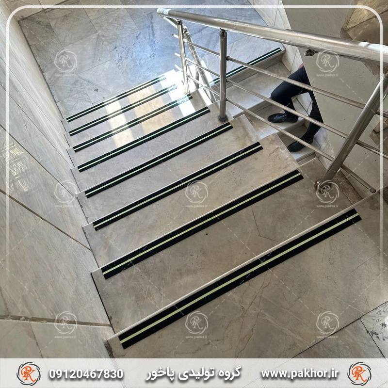 ترمز پله سیلیسی پشت چسبدار با نوار شبتاب
