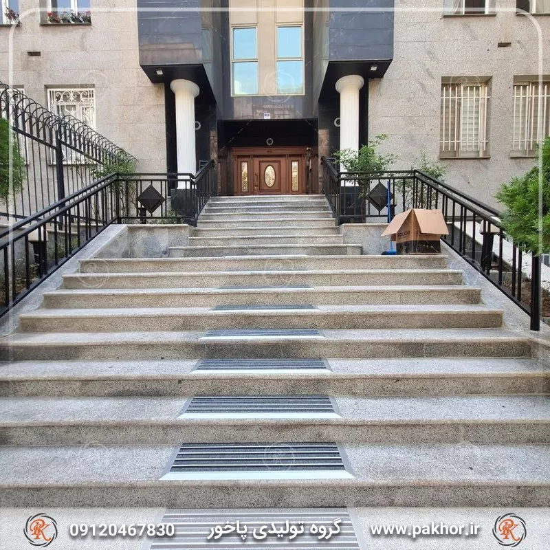 نمونه اجرا شده پادری آلومینیومی شیار دار موکت یک سانتی کد M6