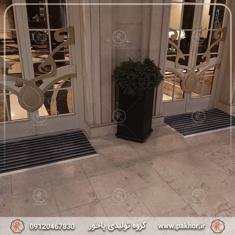 نمونه اجرا شده پادری آلومینیومی شیار دار موکت یک سانتی کد M6