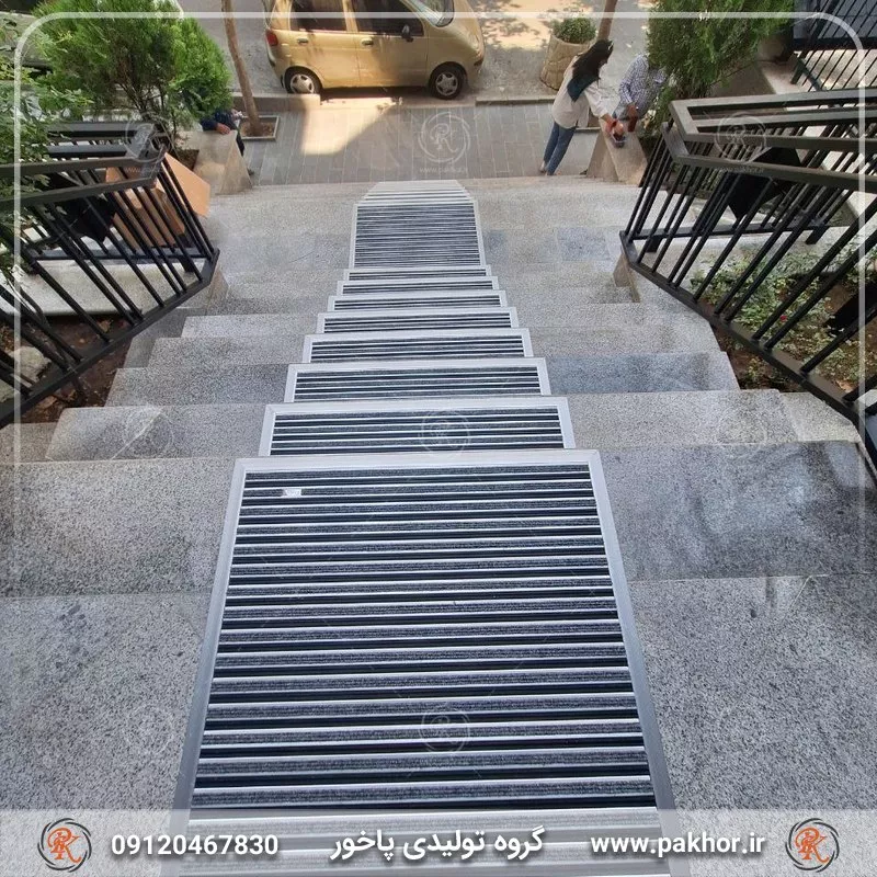نمونه اجرا شده پادری آلومینیومی شیار دار موکت یک سانتی کد M6